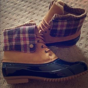 CUTE navy and tan boots!